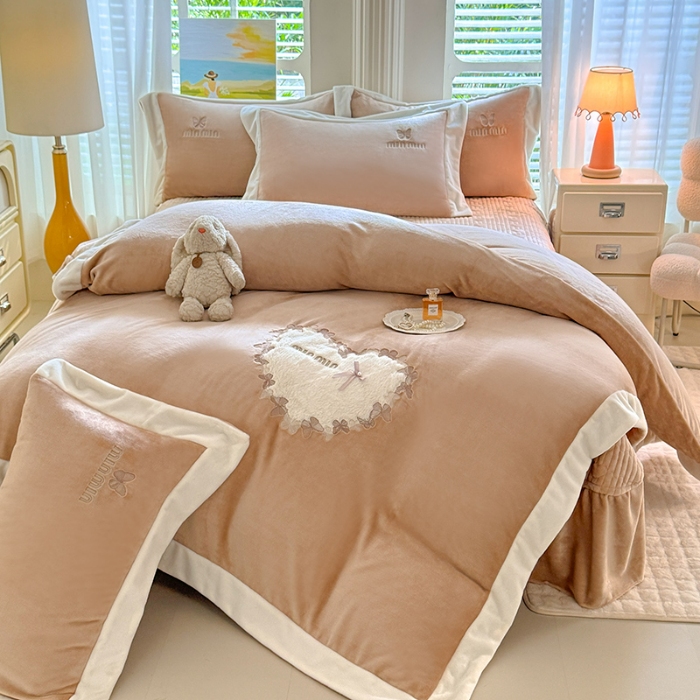 91家纺网 家纺一手货源 找家纺 苏米娜2025秋冬简约轻奢款230g全消光牛奶绒兔毛绒贴布绣夹棉床盖款四件套纯色蕾丝花边刺绣床裙款床盖--心愿系列 心愿—香槟金 
