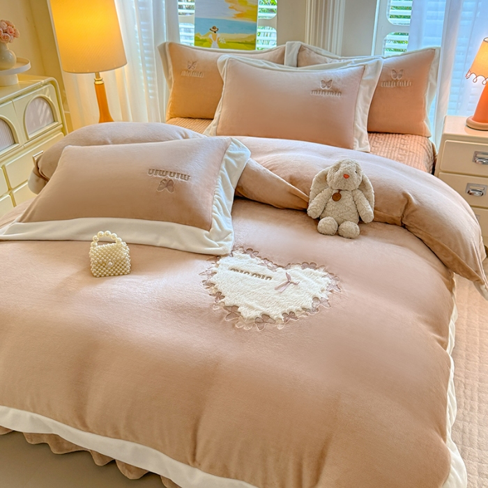91家纺网 家纺一手货源 找家纺 苏米娜2025秋冬简约轻奢款230g全消光牛奶绒兔毛绒贴布绣夹棉床盖款四件套纯色蕾丝花边刺绣床裙款床盖--心愿系列 心愿—香槟金 