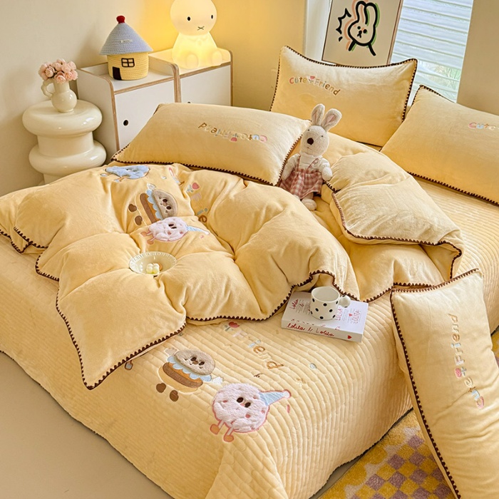 91家纺网 家纺一手货源 找家纺 苏米娜家纺2025新款230g全消光大版卡通牛奶绒兔毛贴布绣花四件套可爱卡通男孩女孩法莱绒被套三件套   好伙伴  