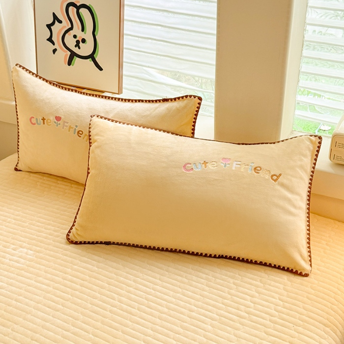 91家纺网 家纺一手货源 找家纺 苏米娜家纺2025新款230g全消光大版卡通牛奶绒兔毛贴布绣花四件套可爱卡通男孩女孩法莱绒被套三件套   好伙伴  