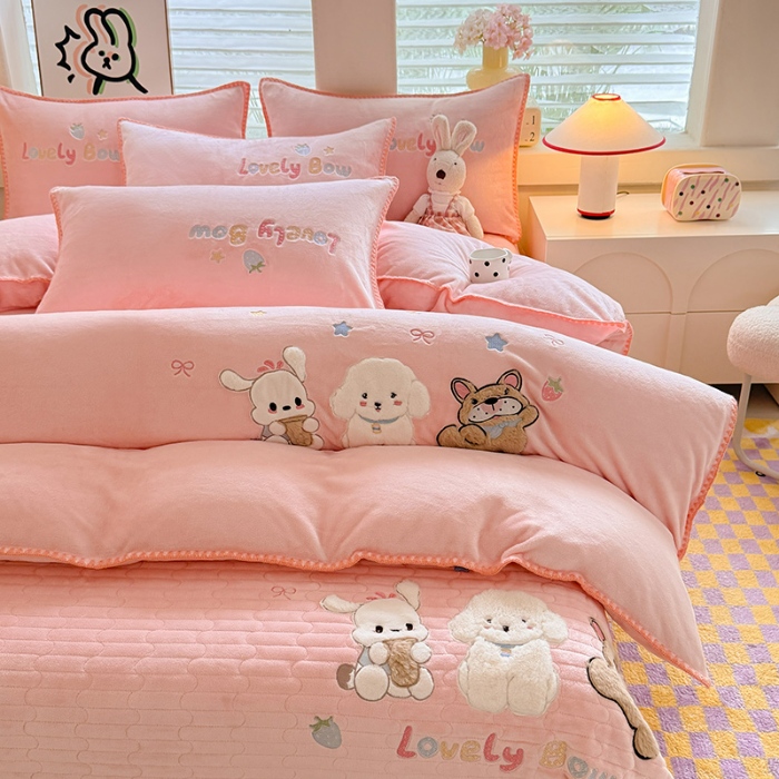 91家纺网 家纺一手货源 找家纺 苏米娜家纺2025新款230g全消光大版卡通牛奶绒兔毛贴布绣花四件套可爱卡通男孩女孩法莱绒被套三件套    欢乐兔 