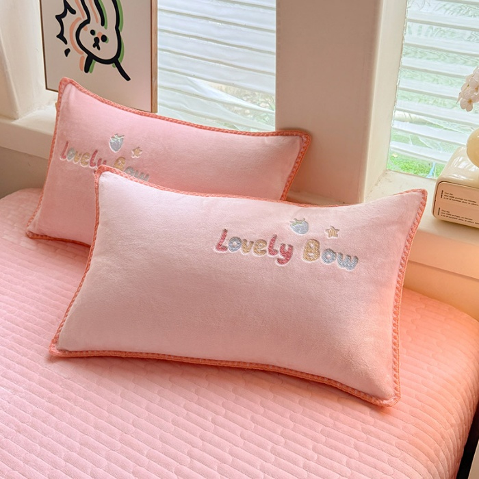 91家纺网 家纺一手货源 找家纺 苏米娜家纺2025新款230g全消光大版卡通牛奶绒兔毛贴布绣花四件套可爱卡通男孩女孩法莱绒被套三件套    欢乐兔 