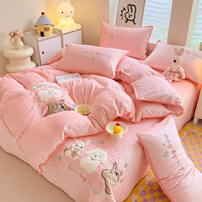 91家纺网 家纺一手货源 找家纺 苏米娜家纺2025新款230g全消光大版卡通牛奶绒兔毛贴布绣花四件套可爱卡通男孩女孩法莱绒被套三件套    欢乐兔 