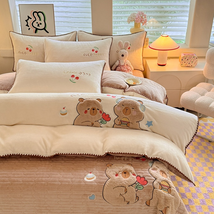 91家纺网 家纺一手货源 找家纺 苏米娜家纺2025新款230g全消光大版卡通牛奶绒兔毛贴布绣花四件套可爱卡通男孩女孩法莱绒被套三件套   可爱布布  