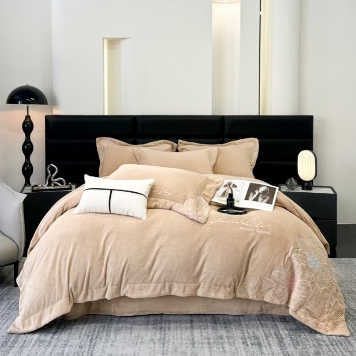 91家纺网 家纺一手货源 找家纺 （总）2025新款全消光牛奶绒线条花刺绣+宽边四件套-绮丽