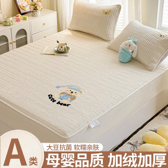 91家纺网 家纺一手货源 找家纺 （总）【专版】新款高克重牛奶绒夹棉床笠 加厚刺绣花床罩保护套席梦思防尘全包床罩 秋冬加棉床笠保暖防滑床垫子三件套