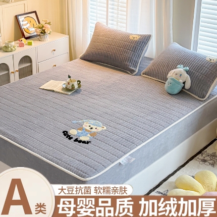 91家纺网 家纺一手货源 找家纺 （总）【专版】新款高克重牛奶绒夹棉床笠 加厚刺绣花床罩保护套席梦思防尘全包床罩 秋冬加棉床笠保暖防滑床垫子三件套