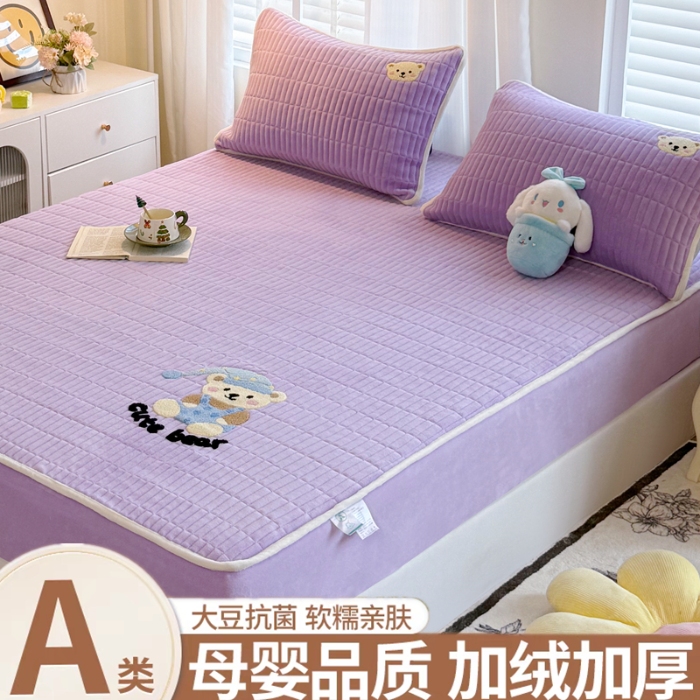 91家纺网 家纺一手货源 找家纺 （总）【专版】新款高克重牛奶绒夹棉床笠 加厚刺绣花床罩保护套席梦思防尘全包床罩 秋冬加棉床笠保暖防滑床垫子三件套