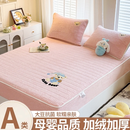 91家纺网 家纺一手货源 找家纺 2025A类牛奶绒绣花夹棉床盖 床垫床褥榻榻米薄垫子冬季加绒毛毯加绒法莱绒床单盖毯绣花枕套单品三件套