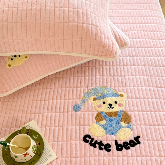 91家纺网 家纺一手货源 找家纺 （总）【专版】新款高克重牛奶绒夹棉床笠 加厚刺绣花床罩保护套席梦思防尘全包床罩 秋冬加棉床笠保暖防滑床垫子三件套