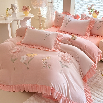 91家纺网 家纺一手货源 找家纺 （总）苏米娜家纺SUMINA 2025新款230g高克重韩版立体盘花牛奶蚕丝绒绣花四件套床裙款被套-洛丽塔系列