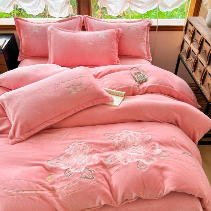 91家纺网 家纺一手货源 找家纺 （总）【苏东来】2025轻奢高端230g加厚纯色甜美公主风花卉牛奶绒刺绣花四件套清新婴儿绒法莱绒兔绒雕花绒四件套