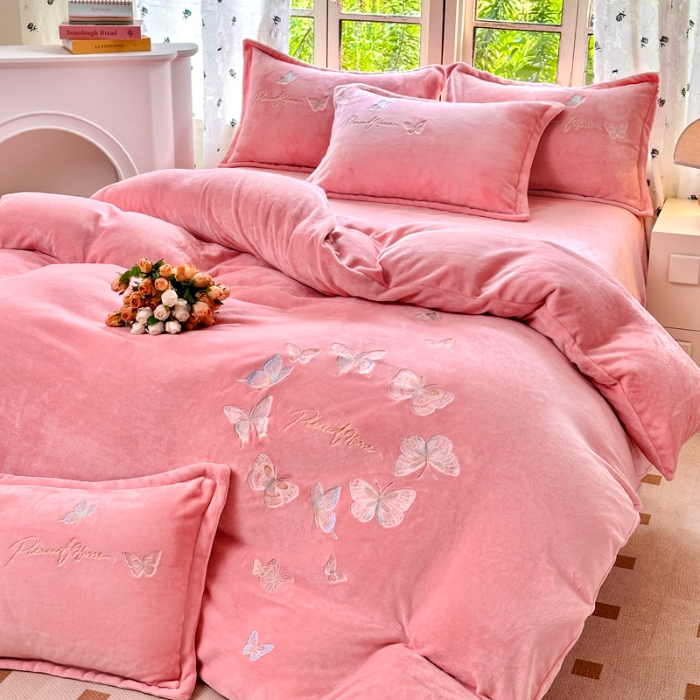 91家纺网 家纺一手货源 找家纺 （总）【苏东来】2025轻奢高端230g加厚纯色甜美公主风花卉牛奶绒刺绣花四件套清新婴儿绒法莱绒兔绒雕花绒四件套