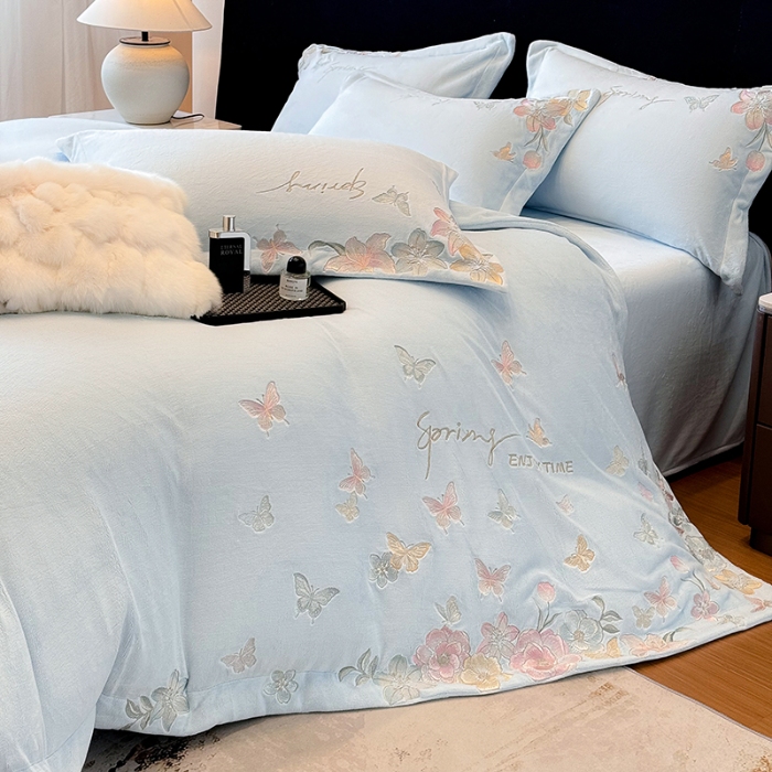 91家纺网 家纺一手货源 找家纺 高档手提包9斤重超厚绵密慕斯有肌氧绒刺绣四件套秋冬加厚保暖牛奶绒宝宝绒床上用品 天空蓝-绒蝶屿-A类绵密慕斯有肌氧绒