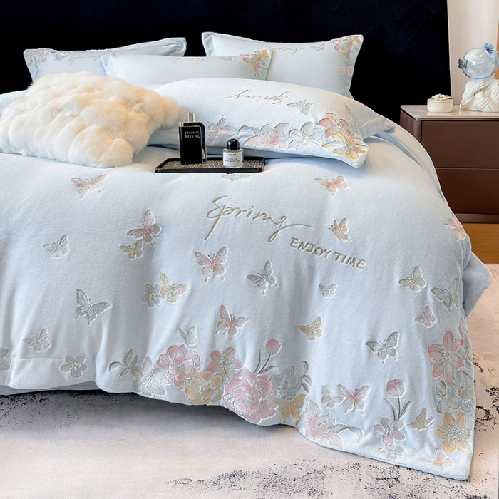 91家纺网 家纺一手货源 找家纺 高档手提包9斤重超厚绵密慕斯有肌氧绒刺绣四件套秋冬加厚保暖牛奶绒宝宝绒床上用品 天空蓝-绒蝶屿-A类绵密慕斯有肌氧绒