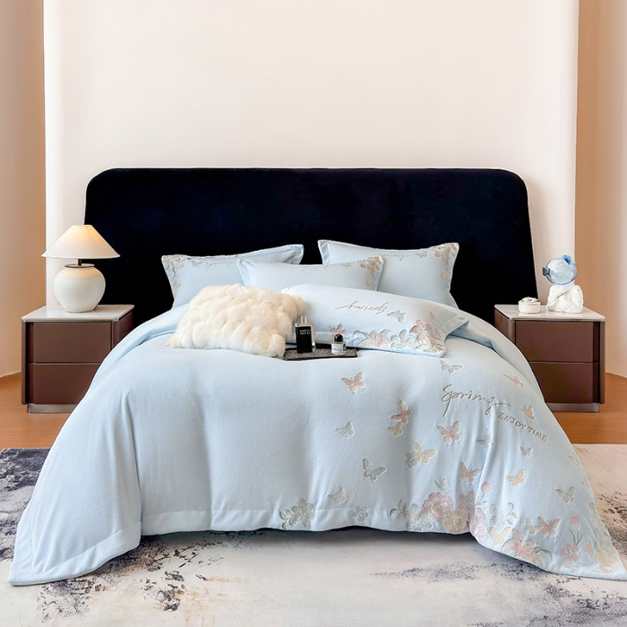 91家纺网 家纺一手货源 找家纺 高档手提包9斤重超厚绵密慕斯有肌氧绒刺绣四件套秋冬加厚保暖牛奶绒宝宝绒床上用品 天空蓝-绒蝶屿-A类绵密慕斯有肌氧绒