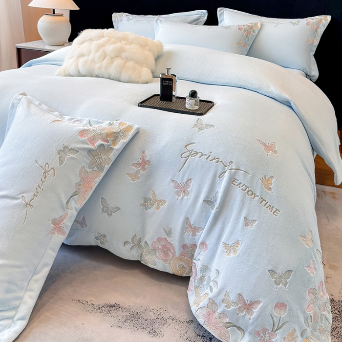 91家纺网 家纺一手货源 找家纺 高档手提包9斤重超厚绵密慕斯有肌氧绒刺绣四件套秋冬加厚保暖牛奶绒宝宝绒床上用品 天空蓝-绒蝶屿-A类绵密慕斯有肌氧绒