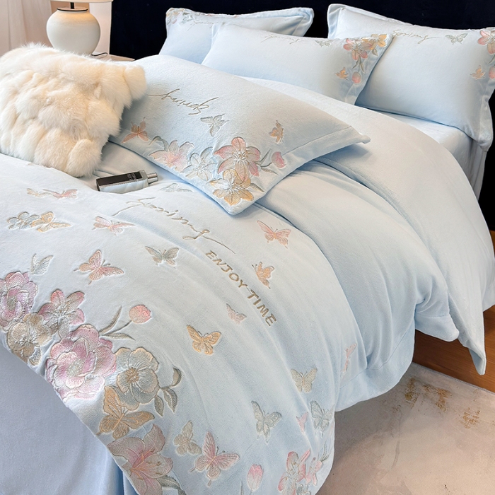 91家纺网 家纺一手货源 找家纺 高档手提包9斤重超厚绵密慕斯有肌氧绒刺绣四件套秋冬加厚保暖牛奶绒宝宝绒床上用品 天空蓝-绒蝶屿-A类绵密慕斯有肌氧绒