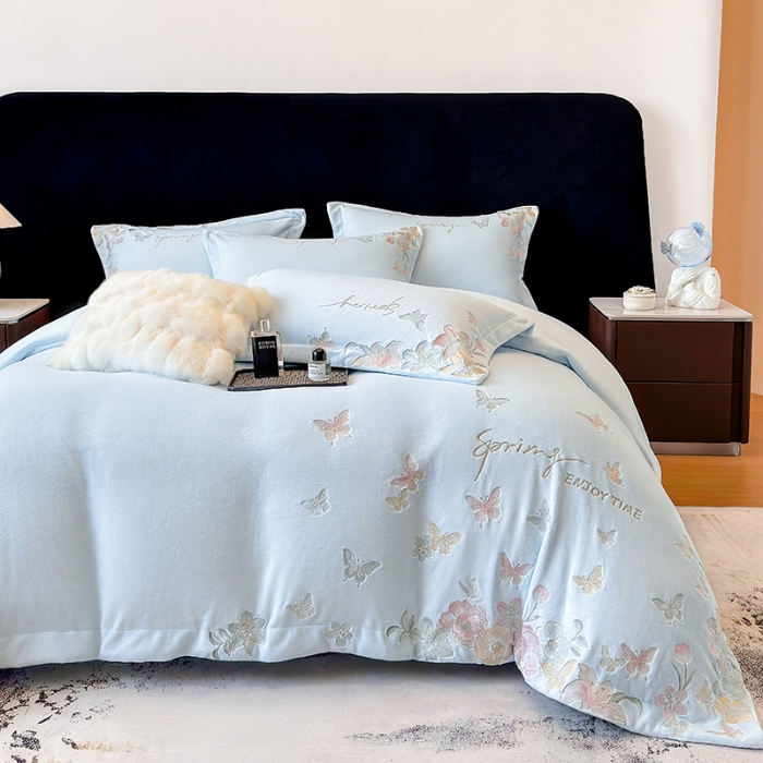 91家纺网 家纺一手货源 找家纺 高档手提包9斤重超厚绵密慕斯有肌氧绒刺绣四件套秋冬加厚保暖牛奶绒宝宝绒床上用品 天空蓝-绒蝶屿-A类绵密慕斯有肌氧绒