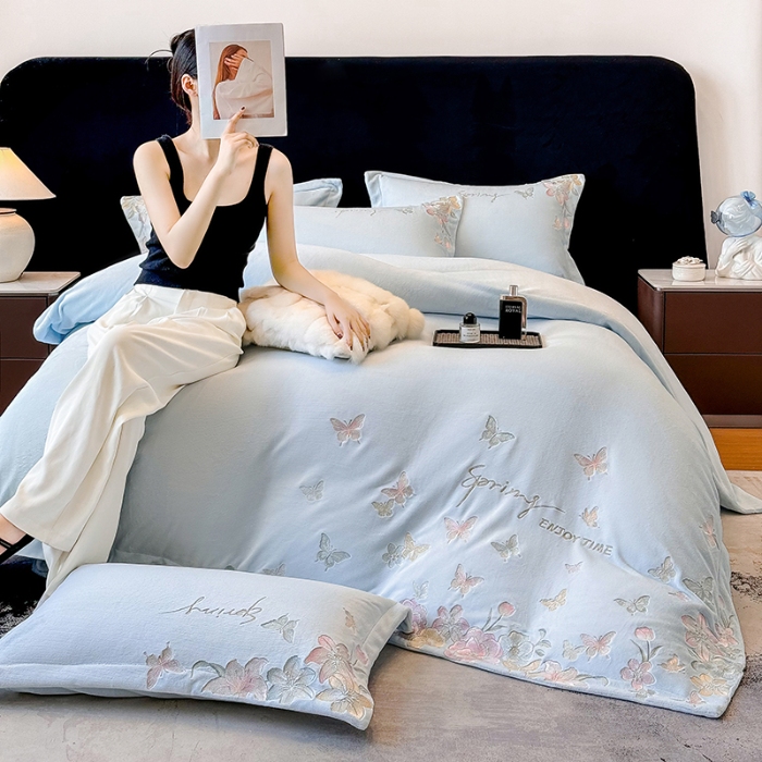 91家纺网 家纺一手货源 找家纺 高档手提包9斤重超厚绵密慕斯有肌氧绒刺绣四件套秋冬加厚保暖牛奶绒宝宝绒床上用品 天空蓝-绒蝶屿-A类绵密慕斯有肌氧绒