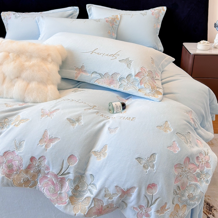 91家纺网 家纺一手货源 找家纺 高档手提包9斤重超厚绵密慕斯有肌氧绒刺绣四件套秋冬加厚保暖牛奶绒宝宝绒床上用品 天空蓝-绒蝶屿-A类绵密慕斯有肌氧绒