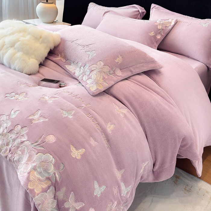 91家纺网 家纺一手货源 找家纺 高档手提包9斤重超厚绵密慕斯有肌氧绒刺绣四件套秋冬加厚保暖牛奶绒宝宝绒床上用品 豆沙紫-绒蝶屿-A类绵密慕斯有肌氧绒