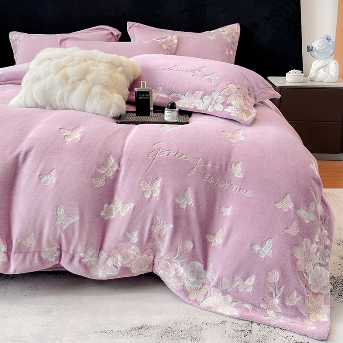 91家纺网 家纺一手货源 找家纺 高档手提包9斤重超厚绵密慕斯有肌氧绒刺绣四件套秋冬加厚保暖牛奶绒宝宝绒床上用品 豆沙紫-绒蝶屿-A类绵密慕斯有肌氧绒