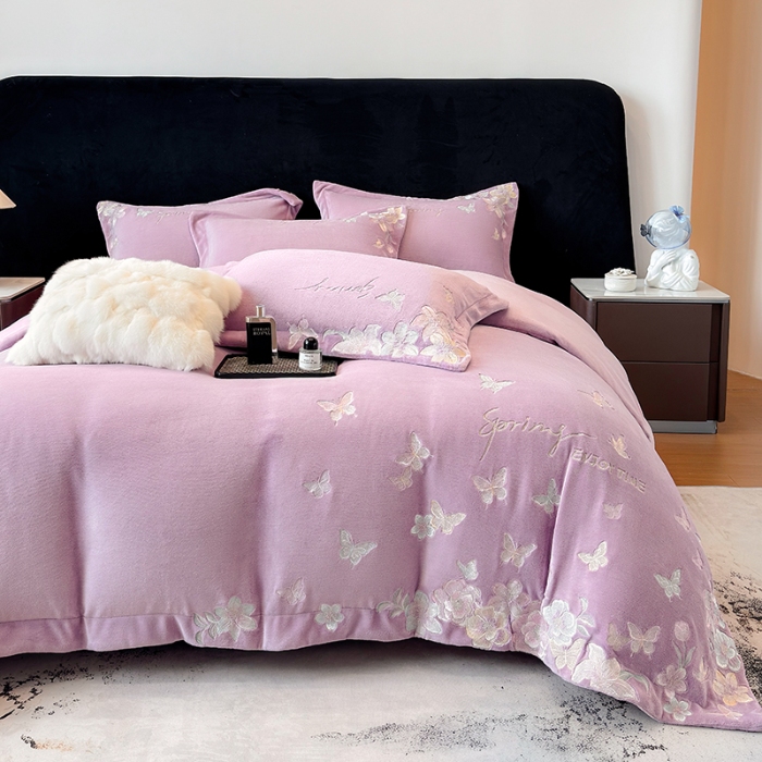 91家纺网 家纺一手货源 找家纺 高档手提包9斤重超厚绵密慕斯有肌氧绒刺绣四件套秋冬加厚保暖牛奶绒宝宝绒床上用品 豆沙紫-绒蝶屿-A类绵密慕斯有肌氧绒