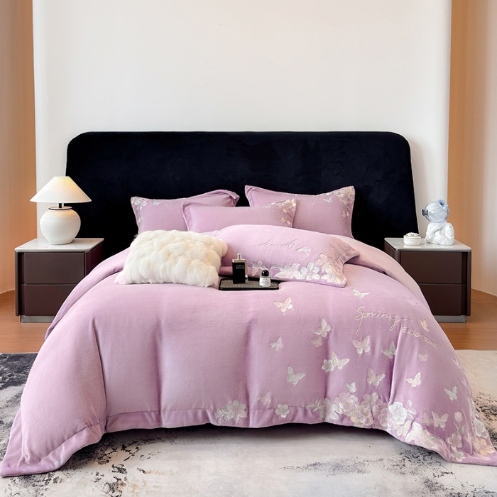 91家纺网 家纺一手货源 找家纺 高档手提包9斤重超厚绵密慕斯有肌氧绒刺绣四件套秋冬加厚保暖牛奶绒宝宝绒床上用品 豆沙紫-绒蝶屿-A类绵密慕斯有肌氧绒