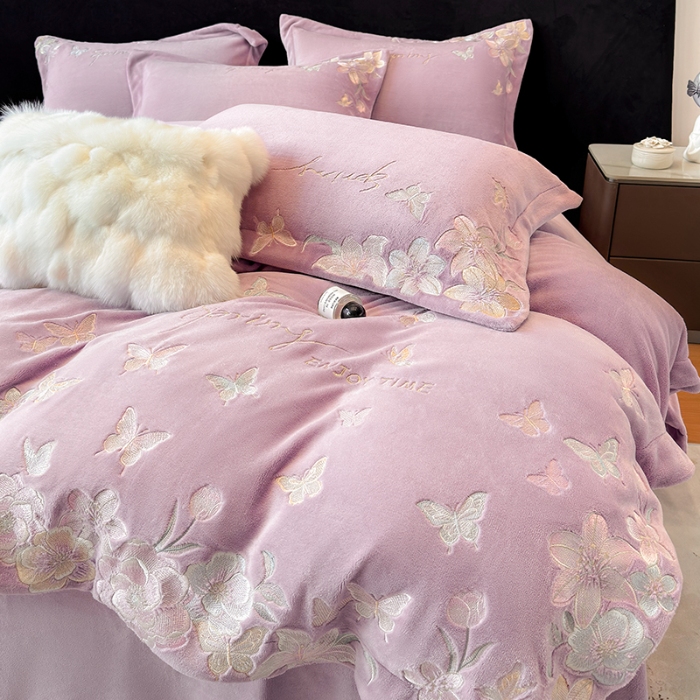 91家纺网 家纺一手货源 找家纺 高档手提包9斤重超厚绵密慕斯有肌氧绒刺绣四件套秋冬加厚保暖牛奶绒宝宝绒床上用品 豆沙紫-绒蝶屿-A类绵密慕斯有肌氧绒