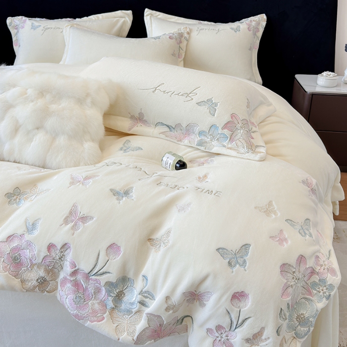 91家纺网 家纺一手货源 找家纺 高档手提包9斤重超厚绵密慕斯有肌氧绒刺绣四件套秋冬加厚保暖牛奶绒宝宝绒床上用品 米月白-绒蝶屿-A类绵密慕斯有肌氧绒