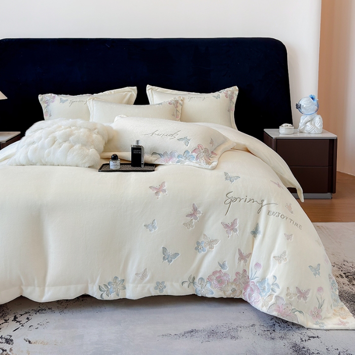 91家纺网 家纺一手货源 找家纺 高档手提包9斤重超厚绵密慕斯有肌氧绒刺绣四件套秋冬加厚保暖牛奶绒宝宝绒床上用品 米月白-绒蝶屿-A类绵密慕斯有肌氧绒