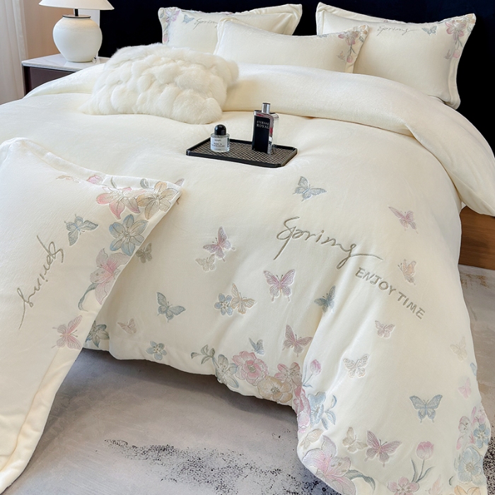 91家纺网 家纺一手货源 找家纺 高档手提包9斤重超厚绵密慕斯有肌氧绒刺绣四件套秋冬加厚保暖牛奶绒宝宝绒床上用品 米月白-绒蝶屿-A类绵密慕斯有肌氧绒