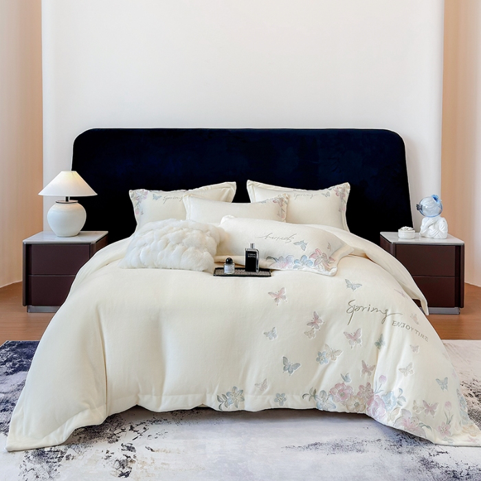 91家纺网 家纺一手货源 找家纺 高档手提包9斤重超厚绵密慕斯有肌氧绒刺绣四件套秋冬加厚保暖牛奶绒宝宝绒床上用品 米月白-绒蝶屿-A类绵密慕斯有肌氧绒