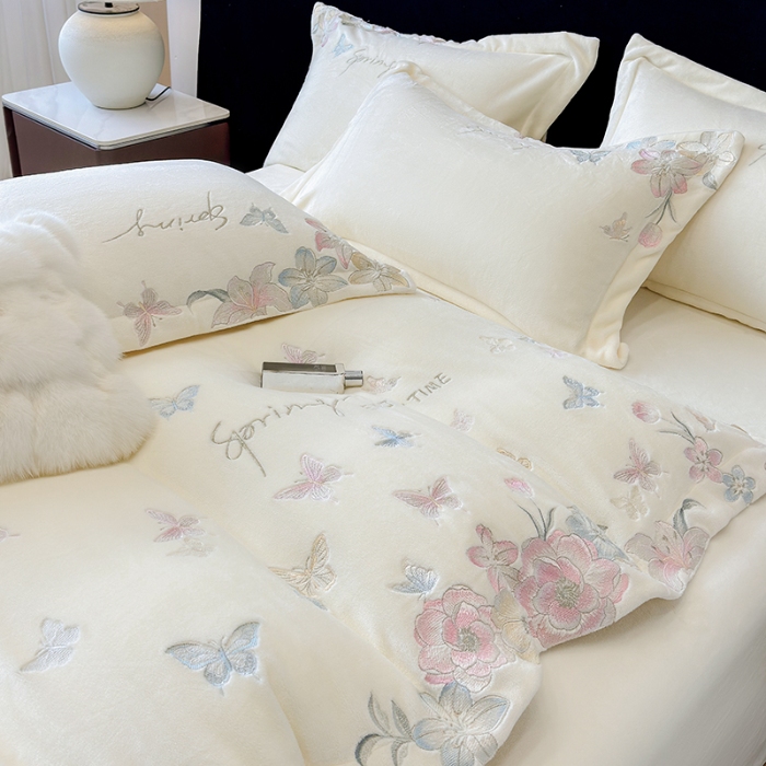 91家纺网 家纺一手货源 找家纺 高档手提包9斤重超厚绵密慕斯有肌氧绒刺绣四件套秋冬加厚保暖牛奶绒宝宝绒床上用品 米月白-绒蝶屿-A类绵密慕斯有肌氧绒