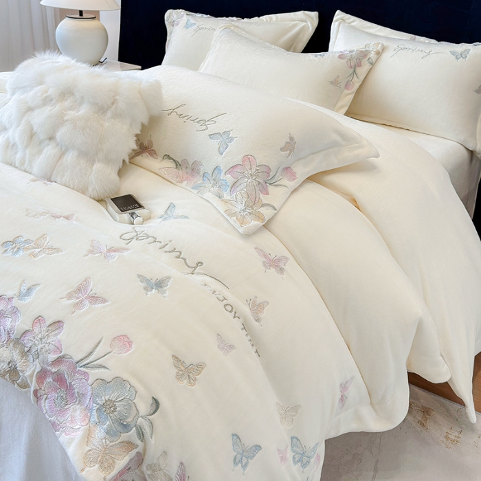 91家纺网 家纺一手货源 找家纺 高档手提包9斤重超厚绵密慕斯有肌氧绒刺绣四件套秋冬加厚保暖牛奶绒宝宝绒床上用品 米月白-绒蝶屿-A类绵密慕斯有肌氧绒