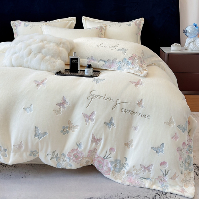 91家纺网 家纺一手货源 找家纺 高档手提包9斤重超厚绵密慕斯有肌氧绒刺绣四件套秋冬加厚保暖牛奶绒宝宝绒床上用品 米月白-绒蝶屿-A类绵密慕斯有肌氧绒