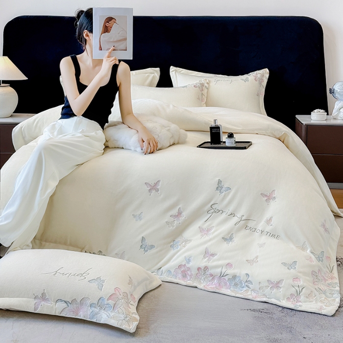 91家纺网 家纺一手货源 找家纺 高档手提包9斤重超厚绵密慕斯有肌氧绒刺绣四件套秋冬加厚保暖牛奶绒宝宝绒床上用品 米月白-绒蝶屿-A类绵密慕斯有肌氧绒