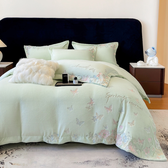 91家纺网 家纺一手货源 找家纺 高档手提包9斤重超厚绵密慕斯有肌氧绒刺绣四件套秋冬加厚保暖牛奶绒宝宝绒床上用品 清新绿-绒蝶屿-A类绵密慕斯有肌氧绒