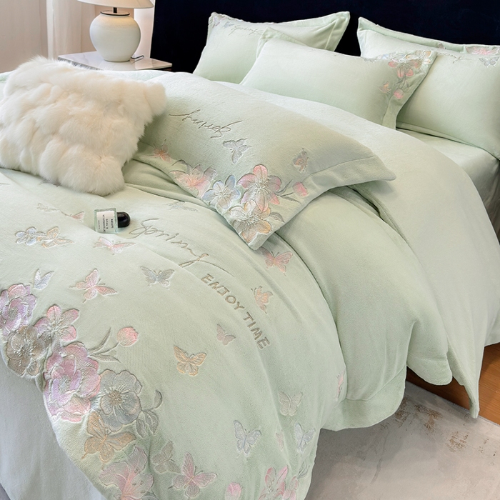 91家纺网 家纺一手货源 找家纺 高档手提包9斤重超厚绵密慕斯有肌氧绒刺绣四件套秋冬加厚保暖牛奶绒宝宝绒床上用品 清新绿-绒蝶屿-A类绵密慕斯有肌氧绒