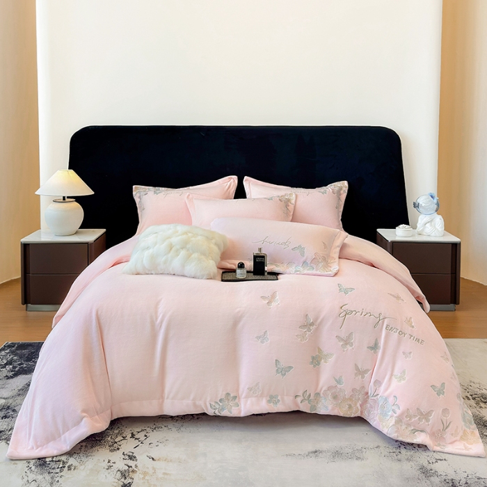 91家纺网 家纺一手货源 找家纺 高档手提包9斤重超厚绵密慕斯有肌氧绒刺绣四件套秋冬加厚保暖牛奶绒宝宝绒床上用品 桃花粉-绒蝶屿-A类绵密慕斯有肌氧绒