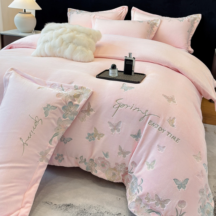 91家纺网 家纺一手货源 找家纺 高档手提包9斤重超厚绵密慕斯有肌氧绒刺绣四件套秋冬加厚保暖牛奶绒宝宝绒床上用品 桃花粉-绒蝶屿-A类绵密慕斯有肌氧绒