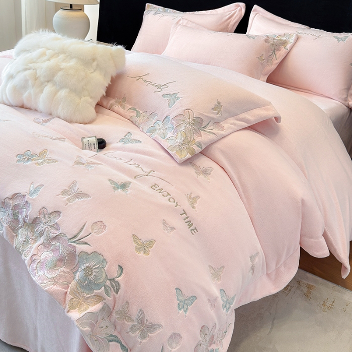 91家纺网 家纺一手货源 找家纺 高档手提包9斤重超厚绵密慕斯有肌氧绒刺绣四件套秋冬加厚保暖牛奶绒宝宝绒床上用品 桃花粉-绒蝶屿-A类绵密慕斯有肌氧绒