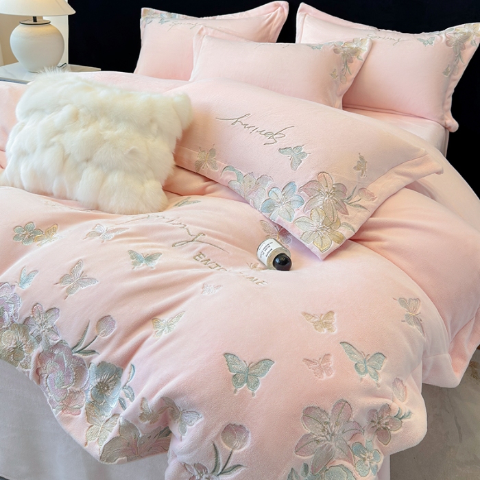 91家纺网 家纺一手货源 找家纺 高档手提包9斤重超厚绵密慕斯有肌氧绒刺绣四件套秋冬加厚保暖牛奶绒宝宝绒床上用品 桃花粉-绒蝶屿-A类绵密慕斯有肌氧绒