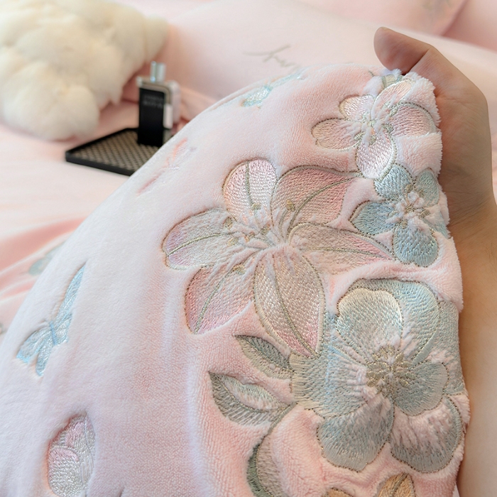 91家纺网 家纺一手货源 找家纺 高档手提包9斤重超厚绵密慕斯有肌氧绒刺绣四件套秋冬加厚保暖牛奶绒宝宝绒床上用品 桃花粉-绒蝶屿-A类绵密慕斯有肌氧绒