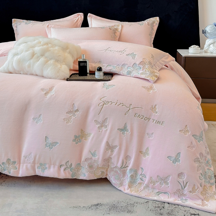 91家纺网 家纺一手货源 找家纺 高档手提包9斤重超厚绵密慕斯有肌氧绒刺绣四件套秋冬加厚保暖牛奶绒宝宝绒床上用品 桃花粉-绒蝶屿-A类绵密慕斯有肌氧绒