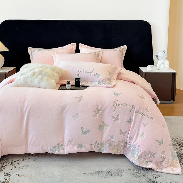 91家纺网 家纺一手货源 找家纺 高档手提包9斤重超厚绵密慕斯有肌氧绒刺绣四件套秋冬加厚保暖牛奶绒宝宝绒床上用品 桃花粉-绒蝶屿-A类绵密慕斯有肌氧绒