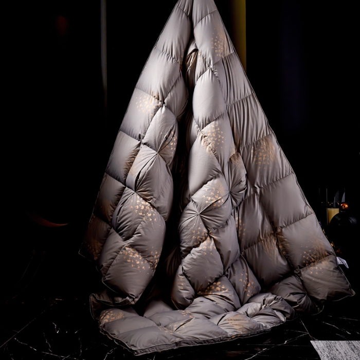 91家纺网 家纺一手货源 找家纺 （总）抗日家纺 专版新品羽绒被壳 高密银丝苏绣提花工艺款羽绒被 千禧之约