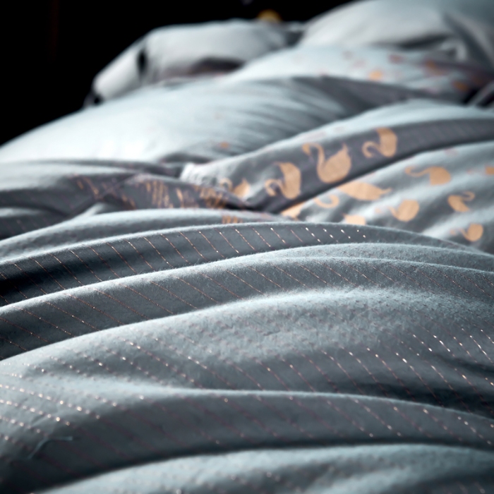 91家纺网 家纺一手货源 找家纺 抗日家纺 专版新品羽绒被壳 高密银丝苏绣提花工艺款羽绒被 千禧之约 蓝金