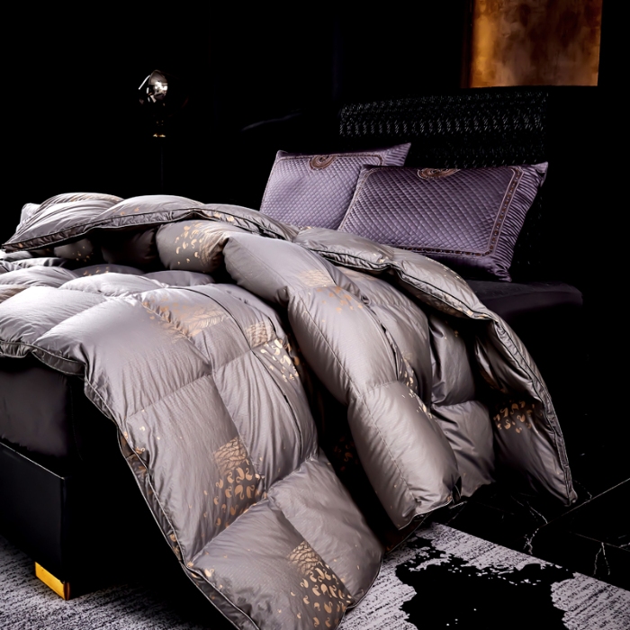91家纺网 家纺一手货源 找家纺 抗日家纺 专版新品羽绒被壳 高密银丝苏绣提花工艺款羽绒被 千禧之约 灰金